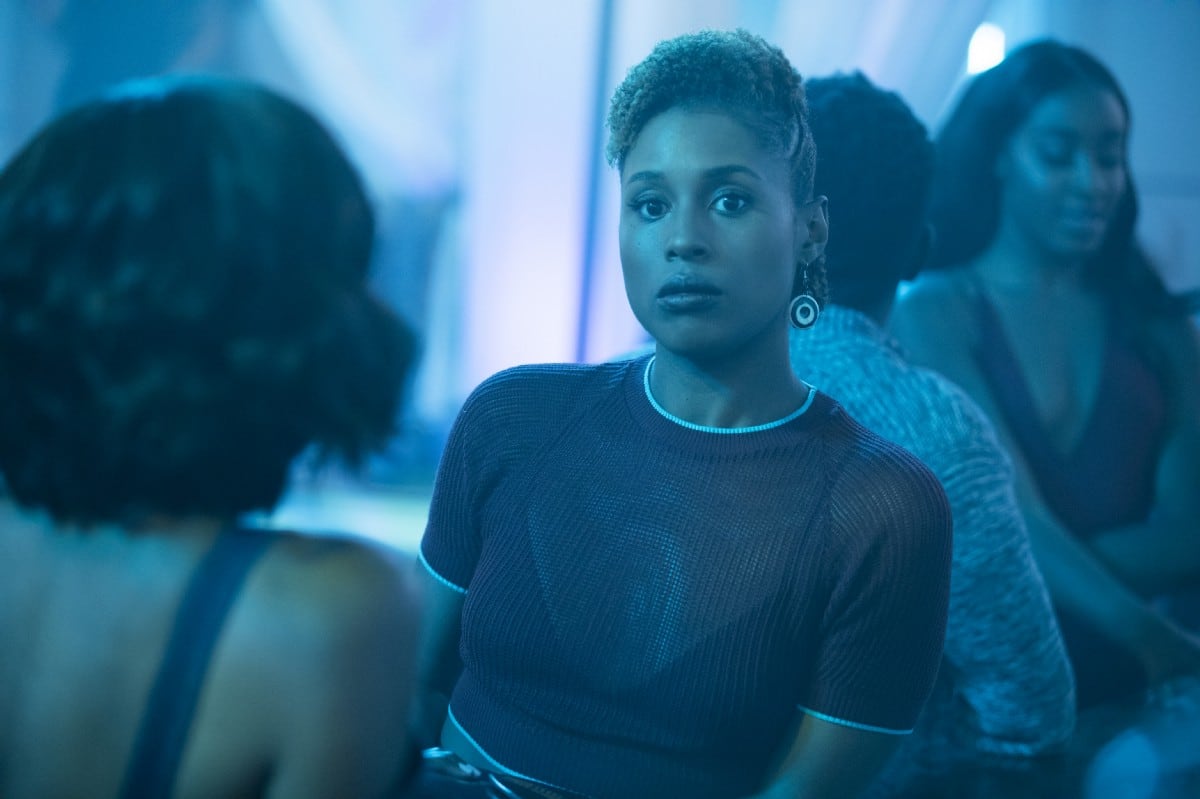 Imagem de Insecure: Issa observa uma amiga no meio de uma festa à noite