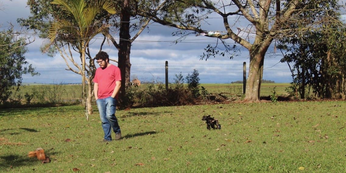 Arthur à frente, caminhando com Vivi