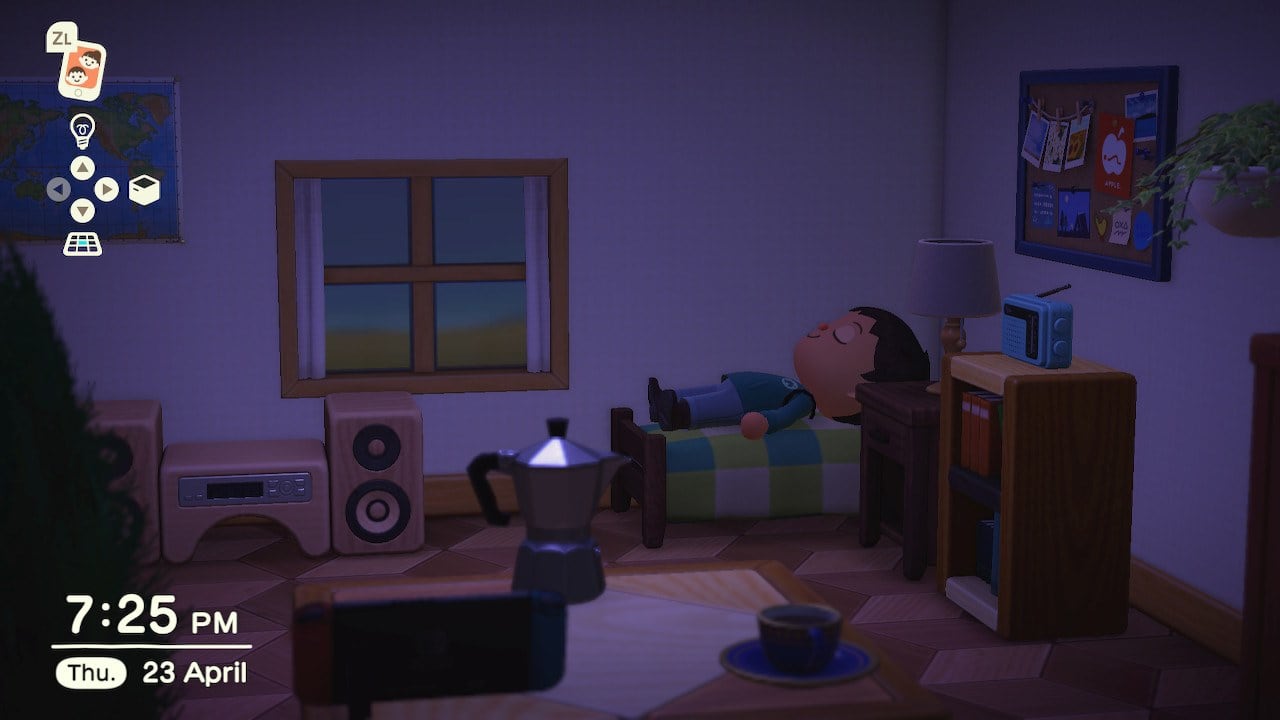 Captura de tela do jogo: um personagem está deitado, dormindo em uma cama de solteiro à noite. Seus pertences estão ao redor (um rádio, uma estante com livros, um quadro de avisos, uma mesa com uma xícara de café).