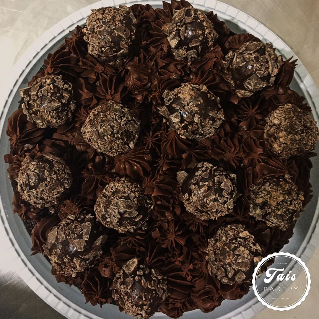 Torta de chocolate com massa brownie e cobertura de brigadeiro