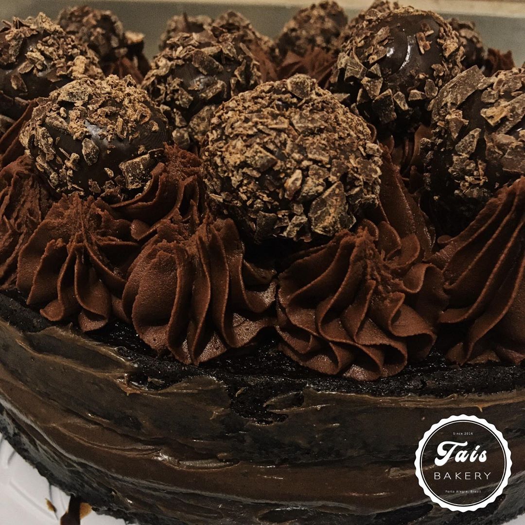 Detalhe dos brigadeiros na cobertura da torta