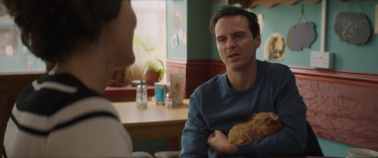 Fleabag e o padre conversam/flertam enquanto cuidam dos hamsters